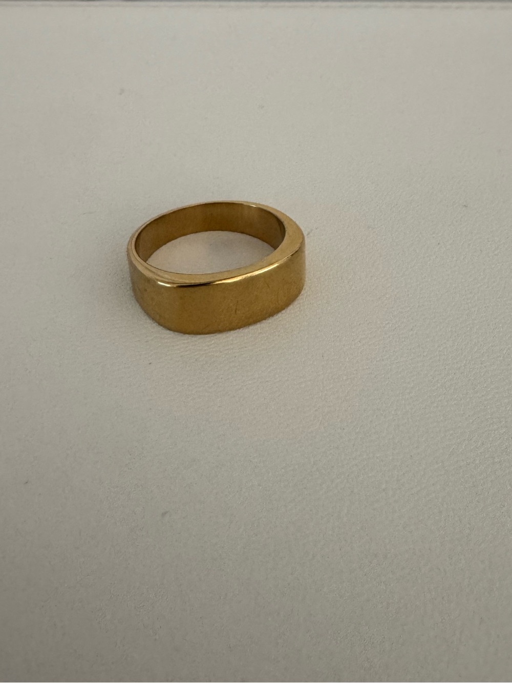 Square edges ring